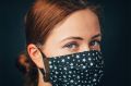 Mujer que llevaba una mascarilla casera para proteger del coronavirus病毒