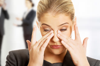Yeux qui brûlent : symptômes et traitements de la brûlure oculaire
