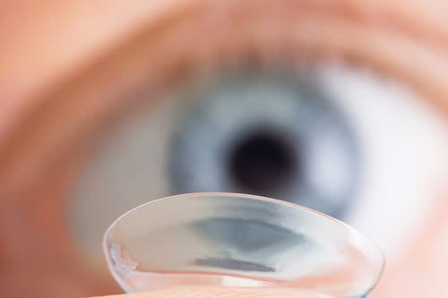 primer plano de una lente de contacto