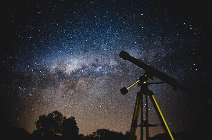 télescope sous un ciel étoilé