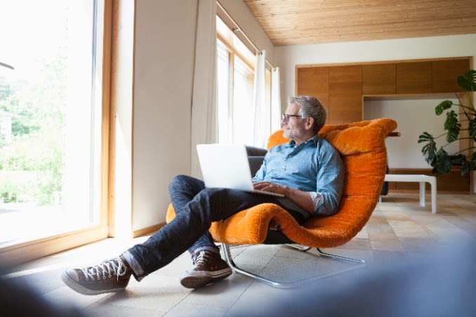 personne en fauteuil sur l'ordinateur