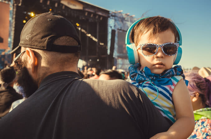 Bébé portant des lunettes de soleil