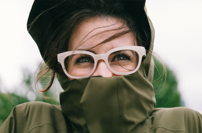 mujer con anteojos al aire libre en el frío