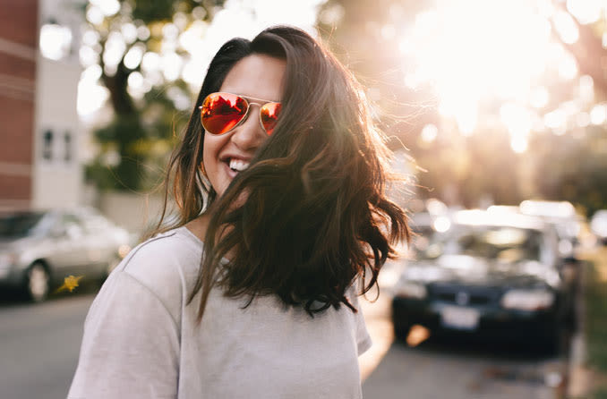 Женщина в солнцезащитных очках с фактором защиты от солнца