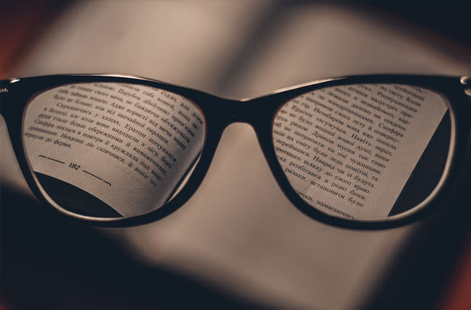 Par de gafas de lectura mirando el libro