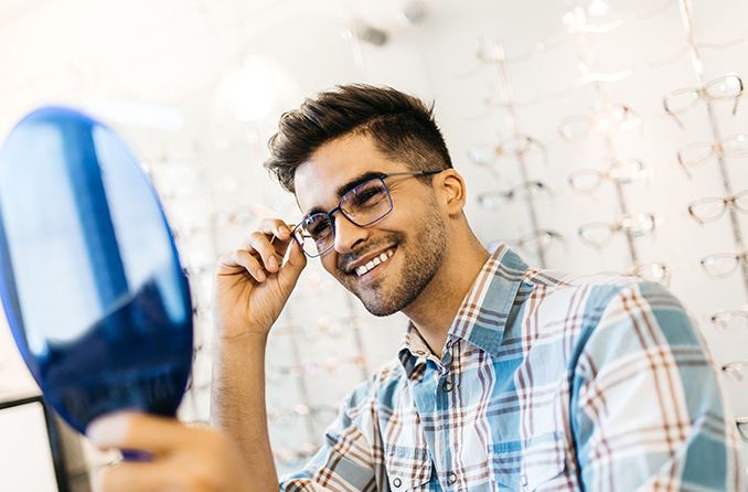 Les hommes à outlet lunettes