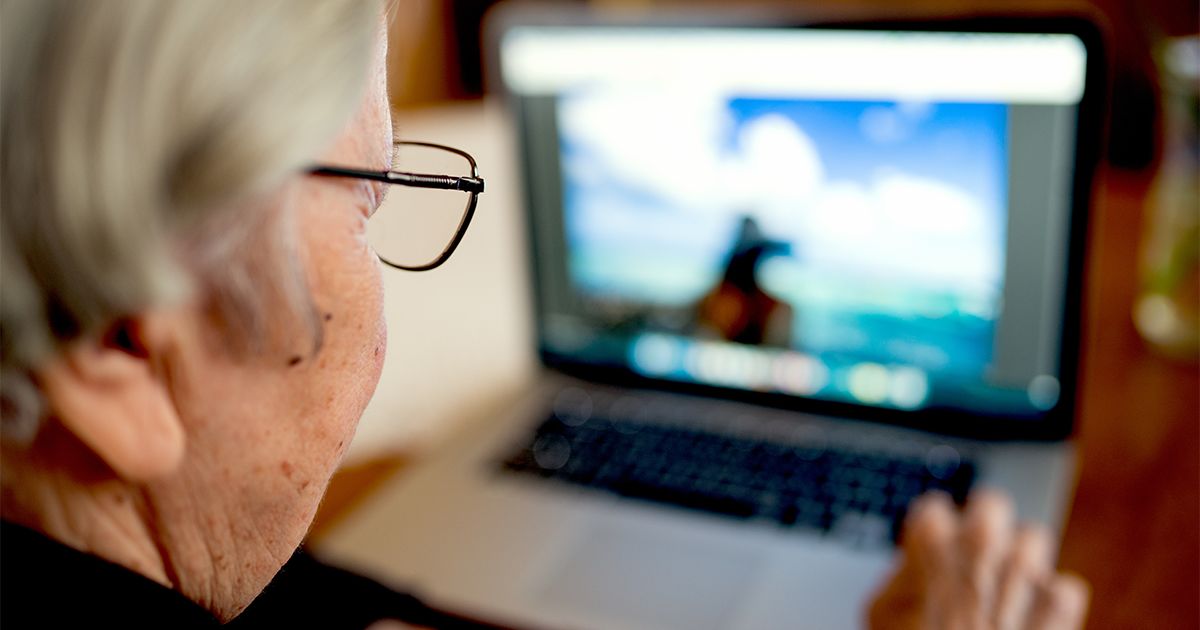 ältere Frau mit Laptop
