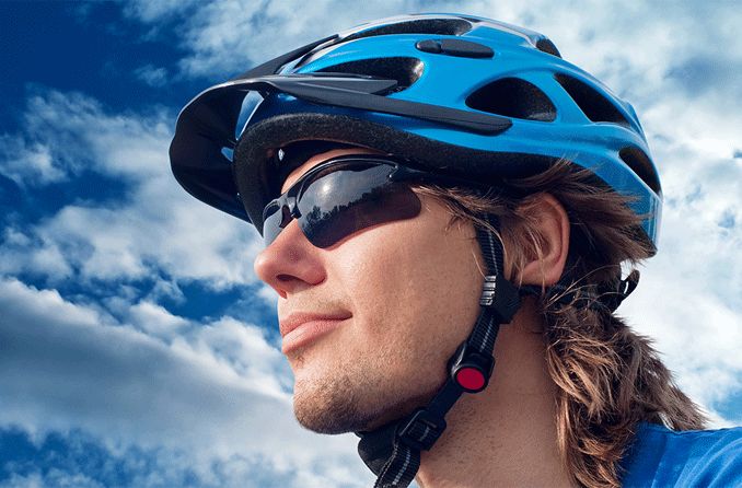 ciclista con occhiali da sole sportivi