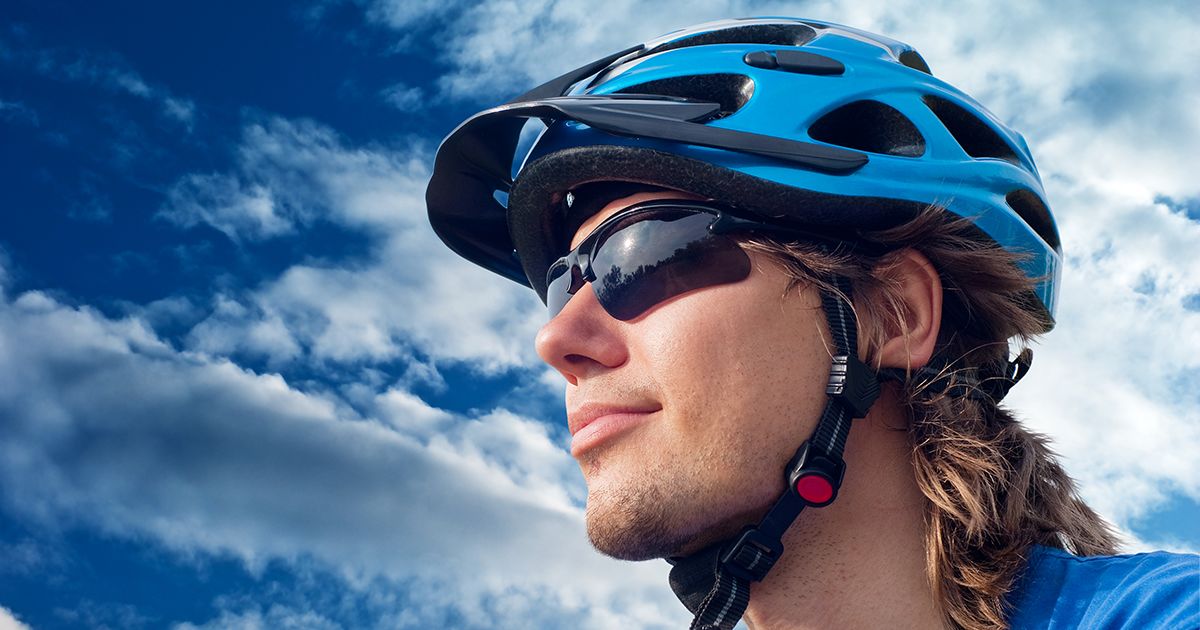 ciclista usando óculos escuros de esportes