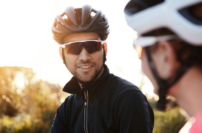 खेल धूप का चश्मा पहने साइकिल चालक