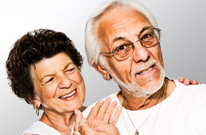 Feliz pareja mayor considerando la salud ocular