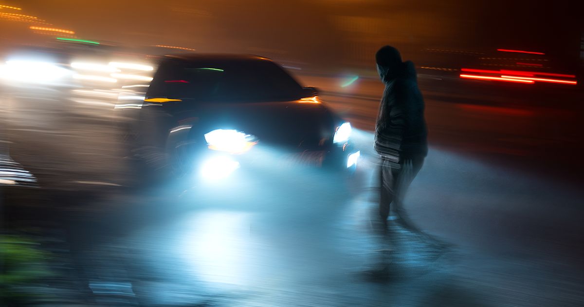 representação de condução perigosa embaçada à noite