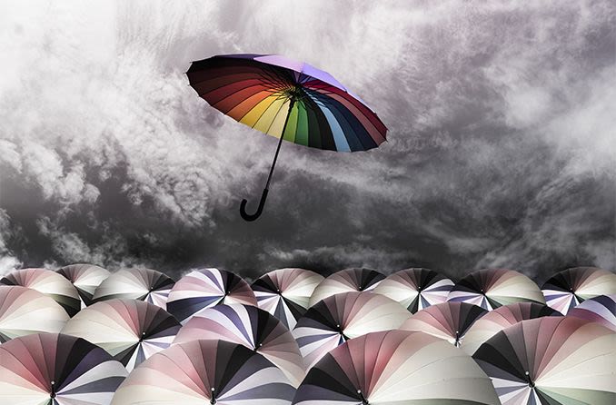 paraguas arcoíris sale volando de la masa de paraguas vistos desde una persona daltónica