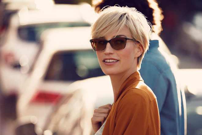 Mulher, desgastar, photochromic, lentes, ao ar livre