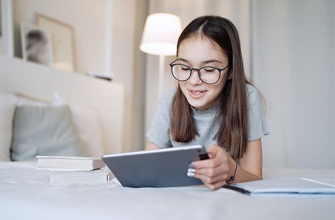 un enfant utilisant des lunettes à lumière bleue