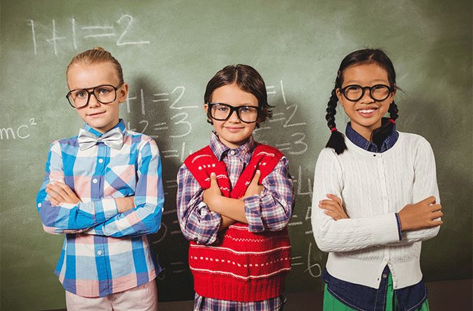 Kinder vor einer Tafel, die eine Brille zum Schutz vor Kurzsichtigkeit tragen