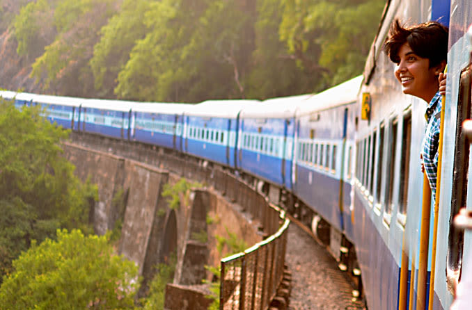 Mujer en un tren, mirando por la ventana.