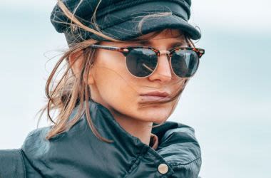 trendige Frau mit Sonnenbrille