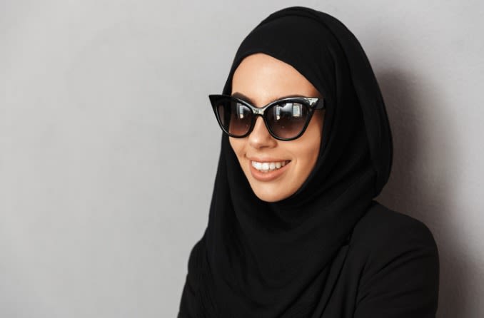 फैशनेबल महिला धूप का चश्मा पहने हुए