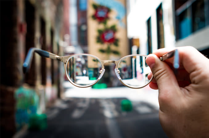 Hand hält eine Brille