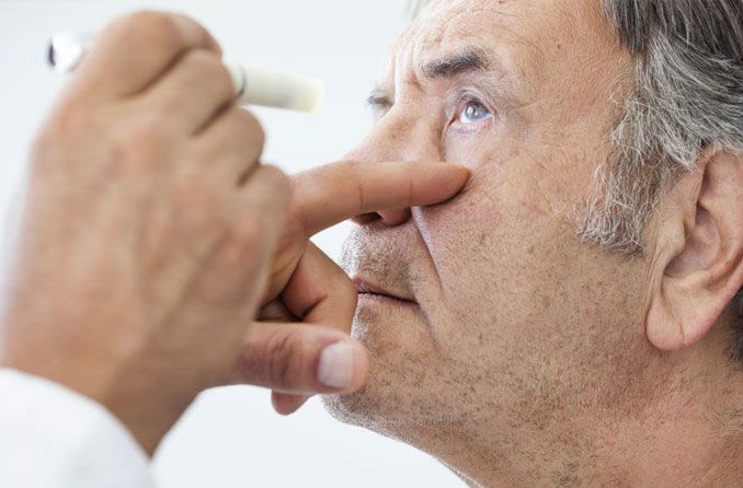 Homme âgé subissant un examen de la vue pour la cécité due à la myopie