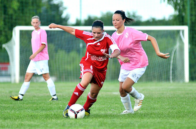 Mädchen spielen Fußball