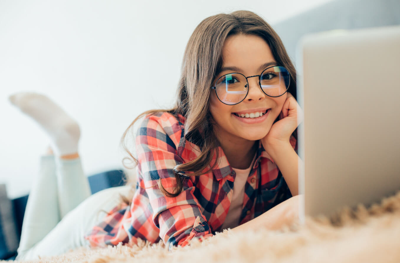 Menina adolescente, com, óculos, sorrindo