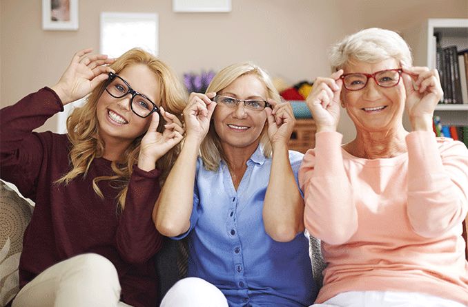 三代女性戴着眼镜的近视
