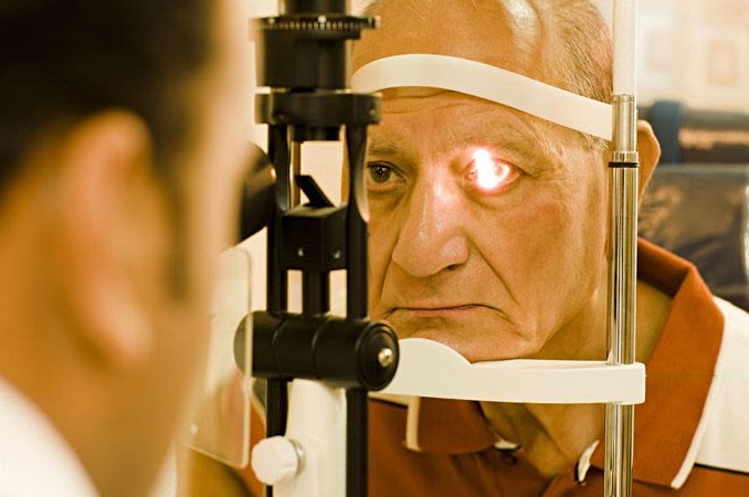 Пожилой мужчина проходит осмотр глаз для диагностики глаукомы