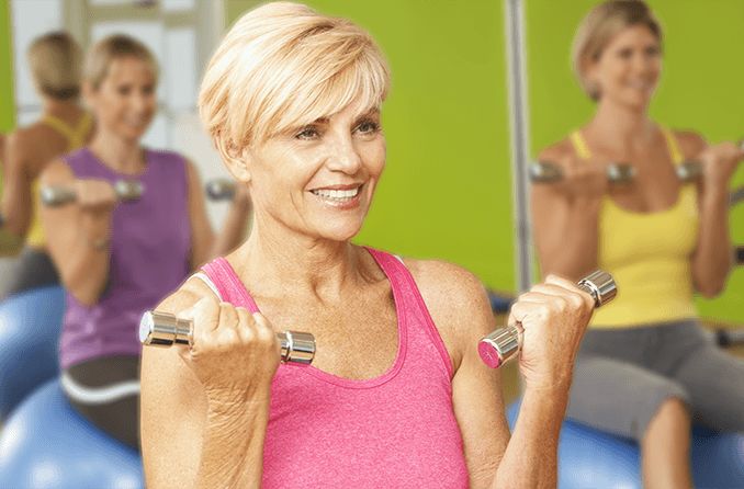 mujer de mediana edad haciendo ejercicio sin gafas