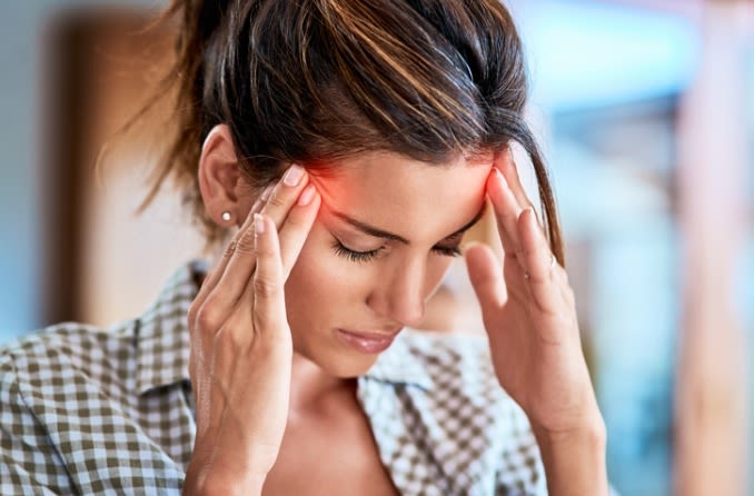 Personne se frottant les tempes à cause de la migraine