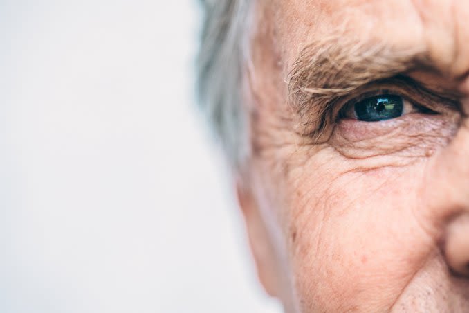 Homme plus âgé aux yeux bleus