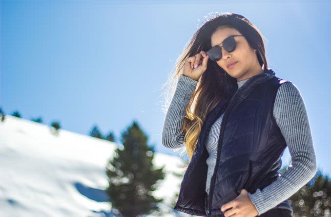 mujer, llevando gafas de sol, aire libre, en, nieve