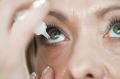 Женщина, использующая глазные капли для лечения глаукомы