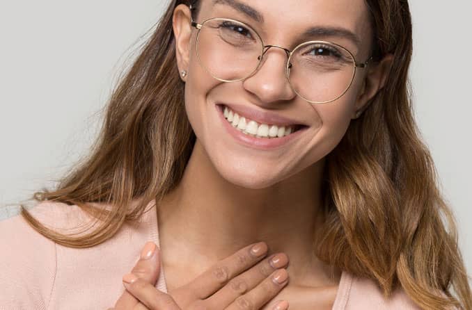 Mujer sonriente usando lentes