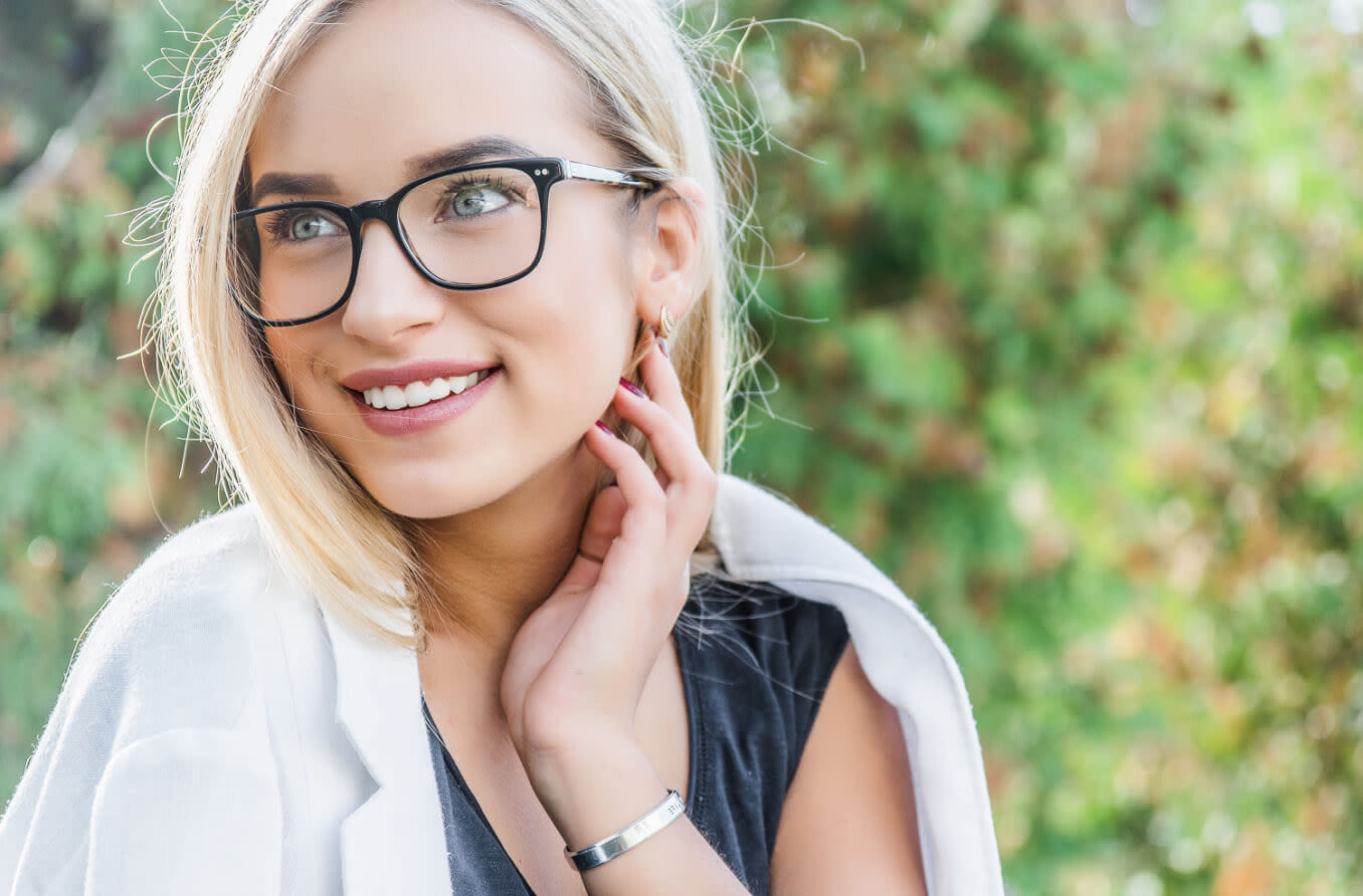 Lächelnde Frau freut sich über Ihre Brillengläser