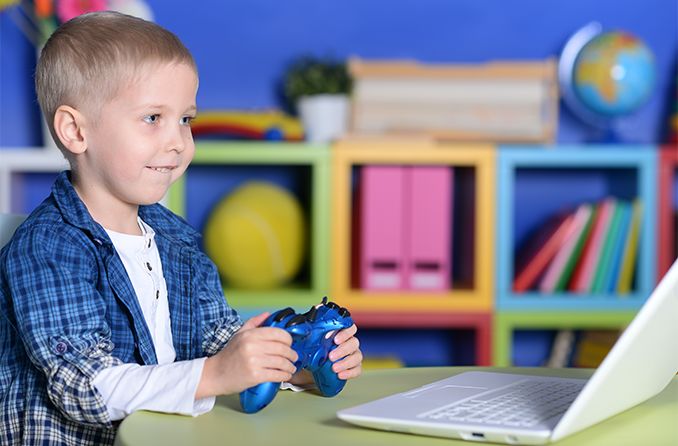 Les mains des enfants levées en classe