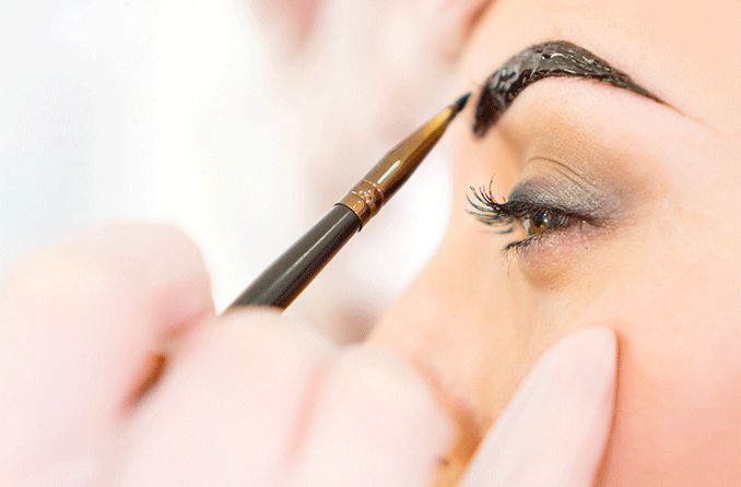 woman getting eyebrow tinting