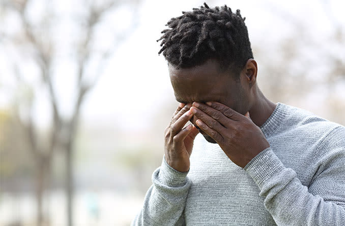 man with itchy, swollen eyelids