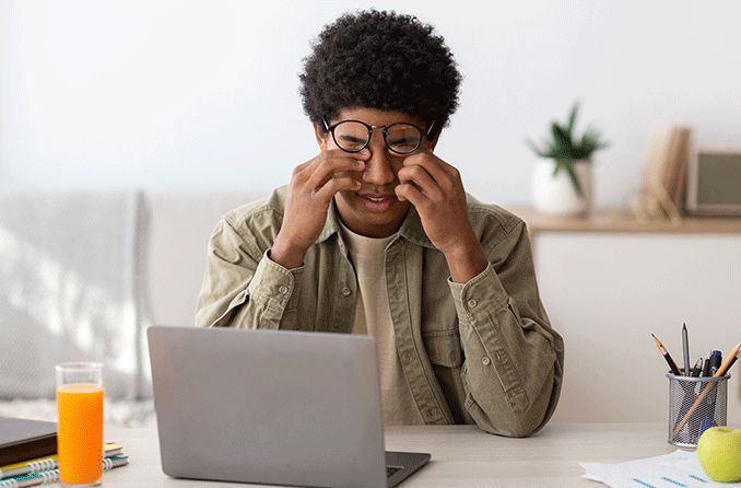 homem esfregando os olhos devido a olhos secos e visão desfocada