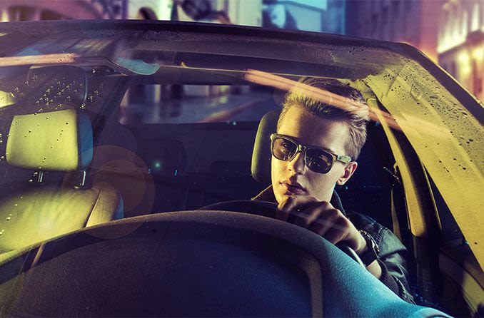 Hombre que llevaba gafas de sol polarizadas mientras se conduce de noche