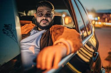 الرجل، الارتداء، النظارات الشمسية المستقطبة، بينما كان يقود ليلا