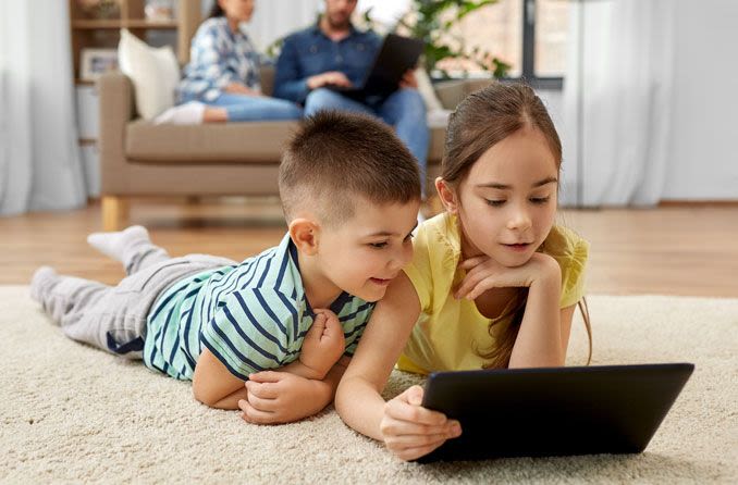 儿童使用平板电脑