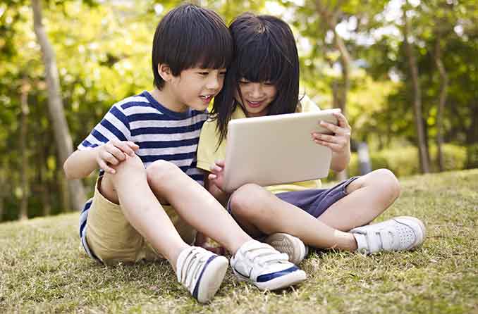 タブレットを使用している子供