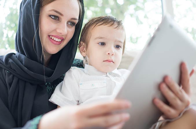 Anak-anak menggunakan tablet