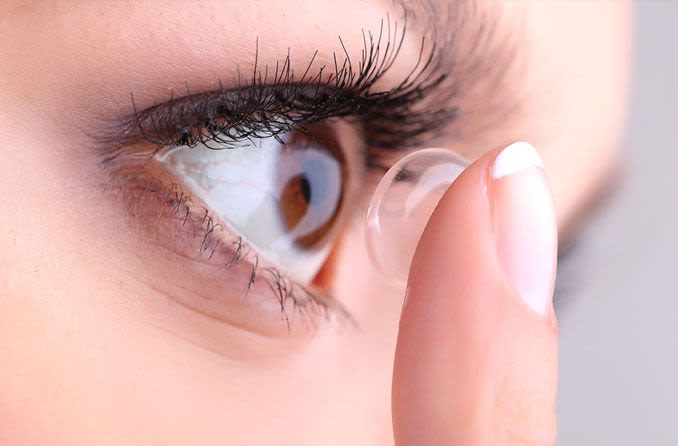 امرأة تضع العدسات اللاصقة