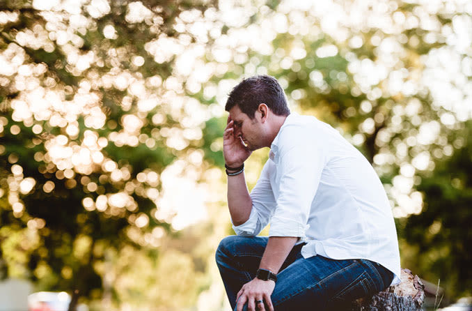 hombre con dolor de cabeza