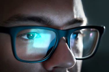 Mann trägt Blaulicht-Computerbrille, um CVS zu verhindern
