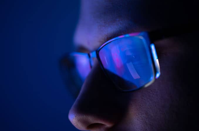 Mann trägt Blaulicht-Computerbrille, um CVS zu verhindern
