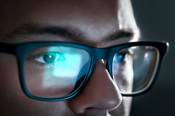 Mann trägt Blaulicht-Computerbrille, um CVS zu verhindern
